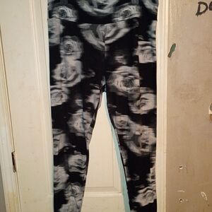 Black and White Rose Print Leggings